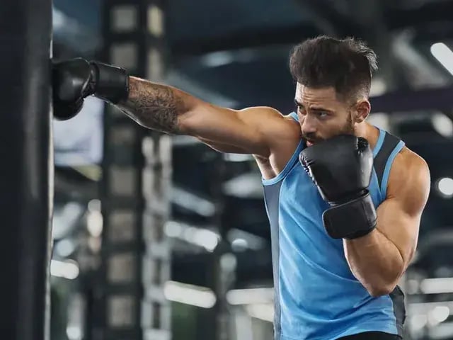 Homem treinando boxe em uma academia